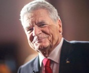 Bundespraesident-Joachim-Gauck-sich-bei-den-Bundesbuergern-fuer-die-Solidaritaet-mit-Fluechtlingen-bedankt-und-zugleich-den-wachsenden-Extremismus-verurteilt (2)